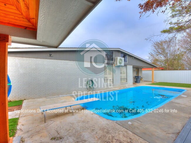 Building Photo - Warr Acres 3 Bed 2 Bath Home with a Pool!!