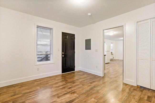 Building Photo - Welcome home to this newly renovated 2 bedroom top floor apartment