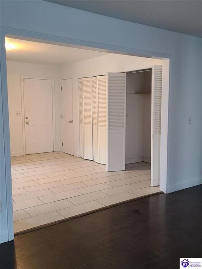 Building Photo - 1506 W Elm Rd