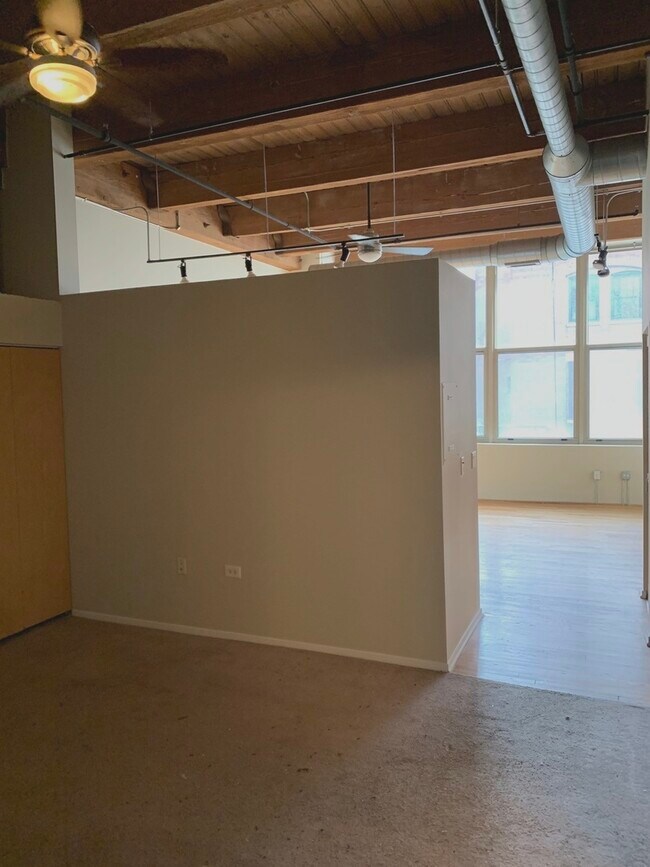 Building Photo - 1500 W Monroe St