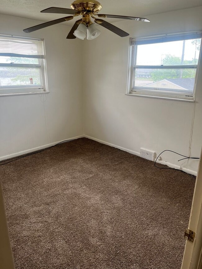 Building Photo - 3bd Maple Townhome Cash Pay/SECTION 8