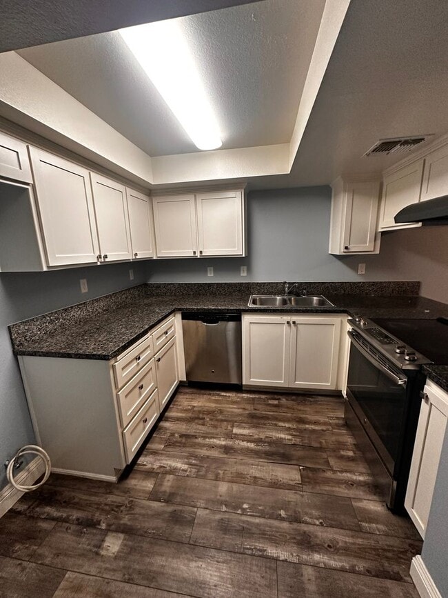 Building Photo - 3 Bedroom 1.5 Bathroom Condominium For Rent