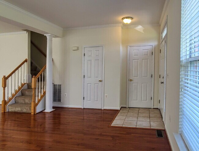 Building Photo - 210 Hillside Ct