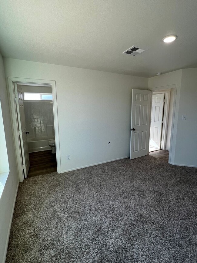 Building Photo - 4 BEDROOM HOME!