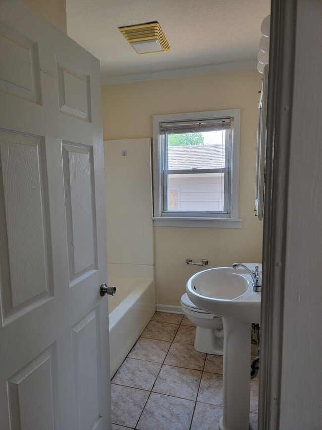 Building Photo - 2 BR House