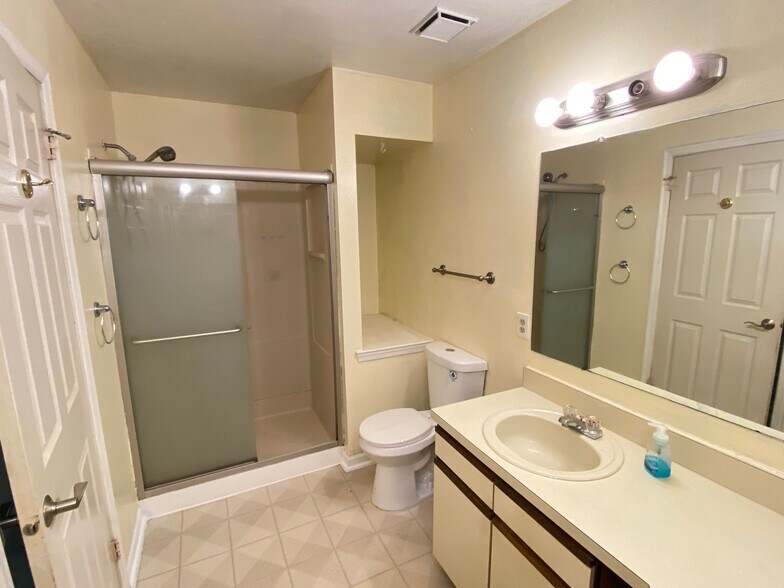 Master bathroom - 304 Diamond Dr