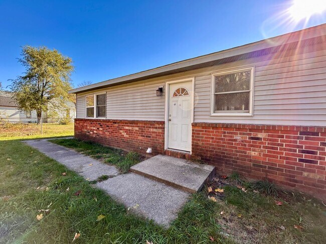 Building Photo - Three Bedroom Ranch-Style Home in Muskegon
