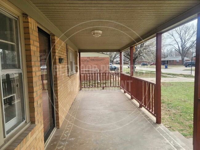 Building Photo - 1502 E Jump St