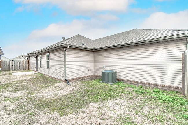 Building Photo - Welcome to the Perfect Bentonville Home!