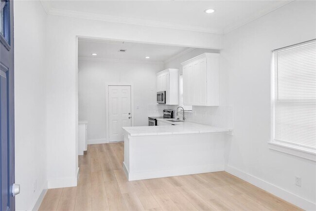 Building Photo - 702 40th St