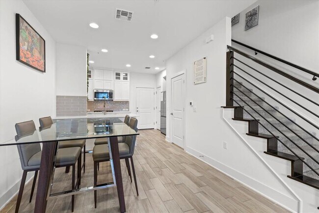 Building Photo - 2516 Simond Ave