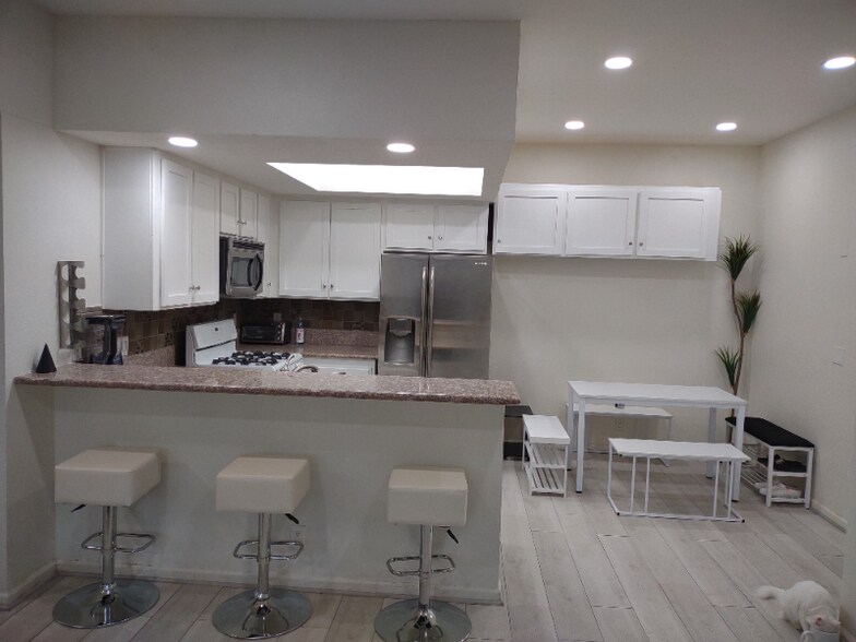 Building Photo - 10943 Laurel Canyon Blvd
