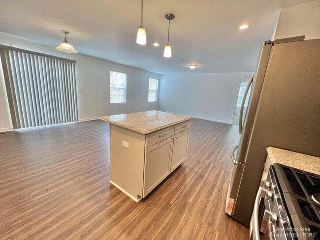 Building Photo - 10284 Swan Lake Cir