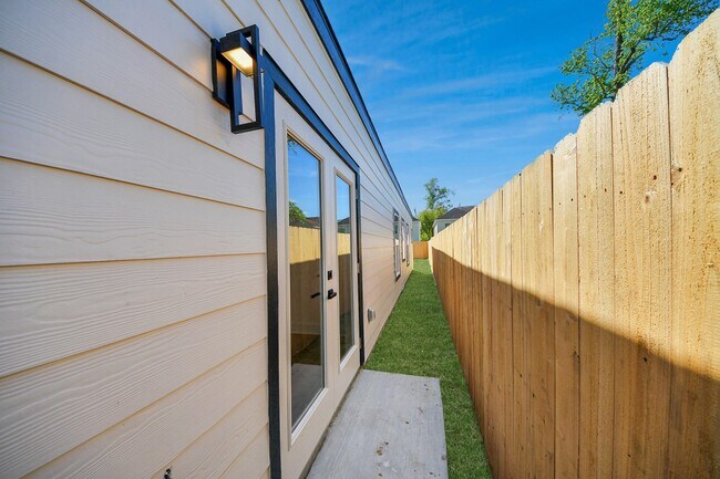 Building Photo - 8106 Locksley Rd