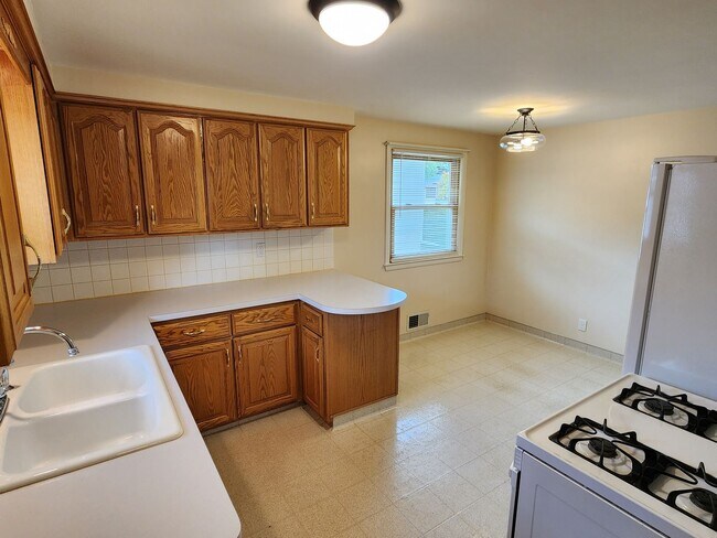 Building Photo - 4021 Harding Rd