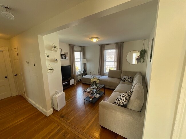 Building Photo - 82 Dustin St