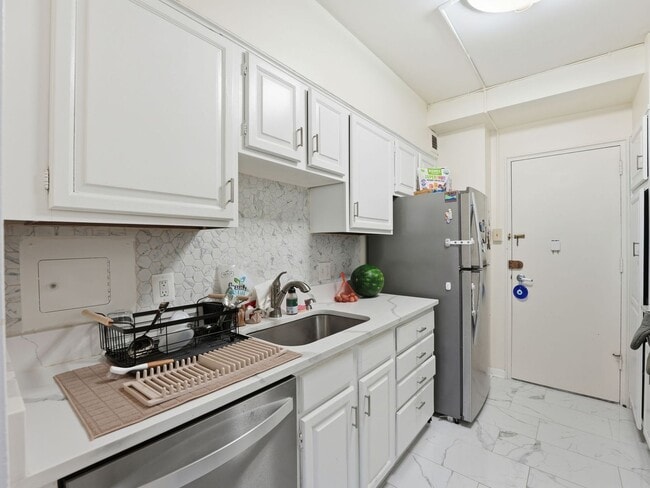 Building Photo - Oversized One-Bedroom Condo in a Prime Van Ness Location!