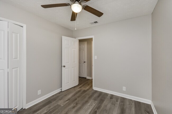 Building Photo - 883 Waterside Dr SE