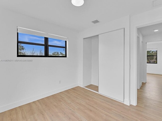 Building Photo - 6130 SW 36th Ct