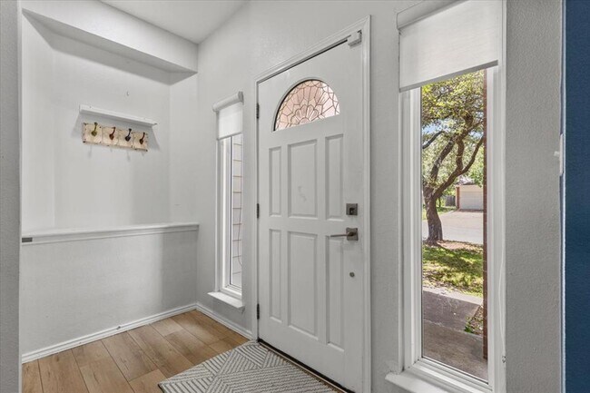 Building Photo - 706 Hilltop Dr
