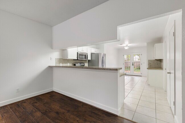 Building Photo - 10 Rockridge Ct