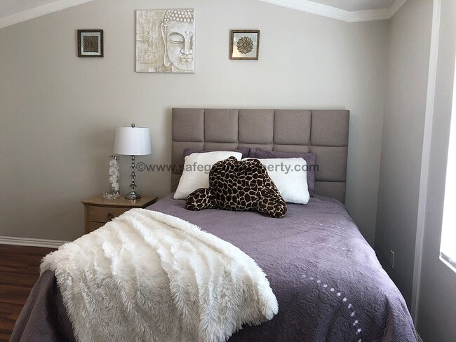 Building Photo - Beautiful Townhome in Wonderful Gated Comm...