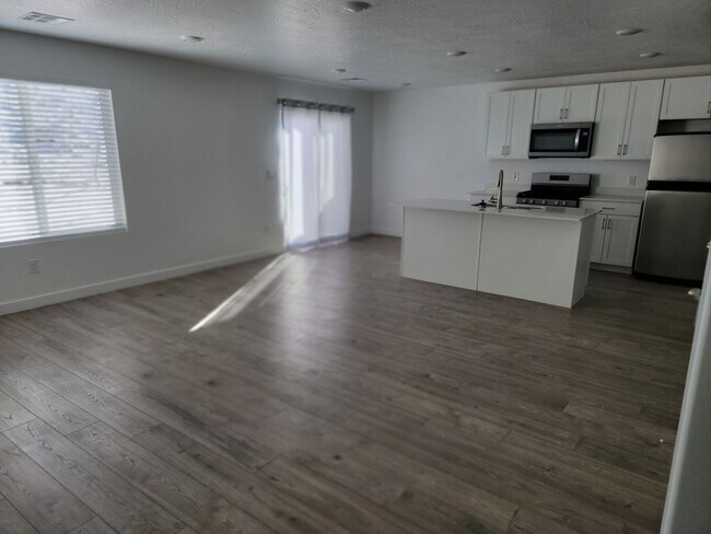 Building Photo - 4 Bed 2.5 Bathroom Townhouse