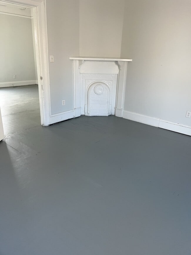 Building Photo - 2 Bedroom 1 bathroom