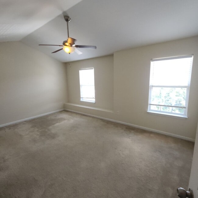 Building Photo - APPLICATION PENDING-3 Level Townhouse For ...