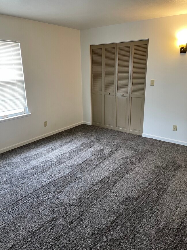 Bedroom w/ oversized closet - 147 N 16th St