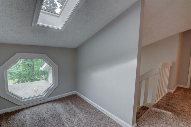 Building Photo - 639 Lakeshore Dr NW
