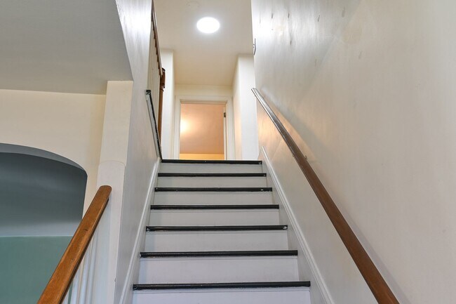 Building Photo - 2302 Rudy Rd