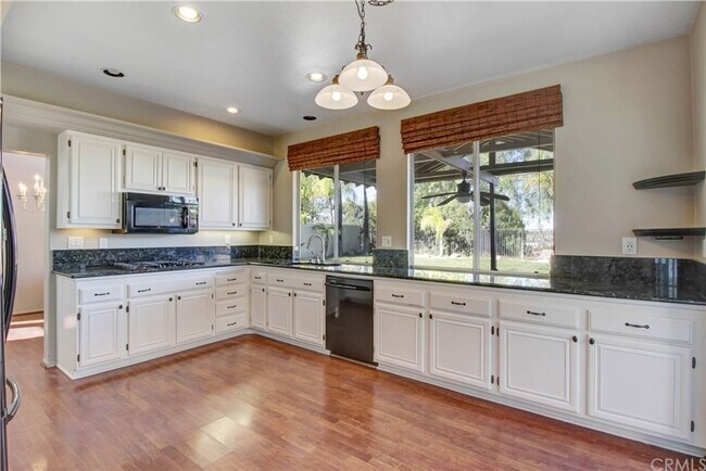 Building Photo - View Home 3 Bedrooms Plus