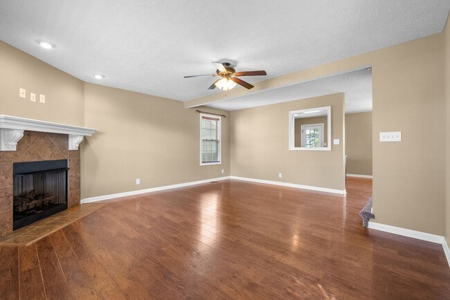 Building Photo - Large, Nice home close to Fort Campbell and Shopping