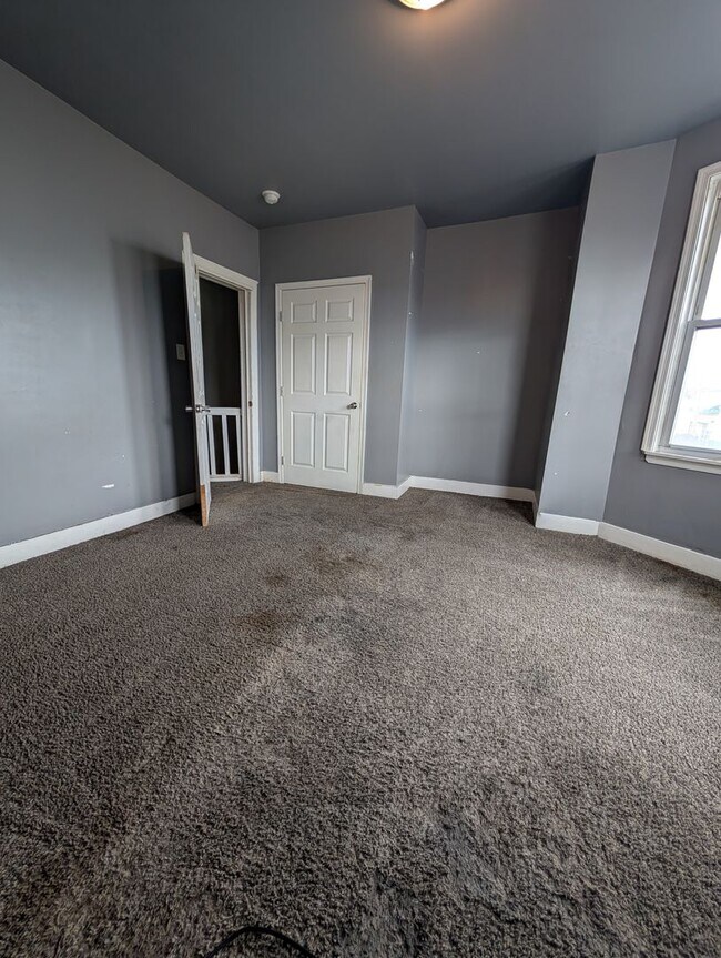 Building Photo - Well-maintained home.