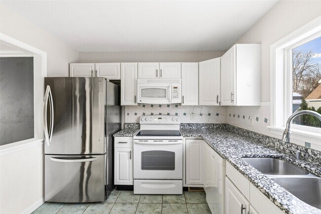 Building Photo - 835 N Forest Ave