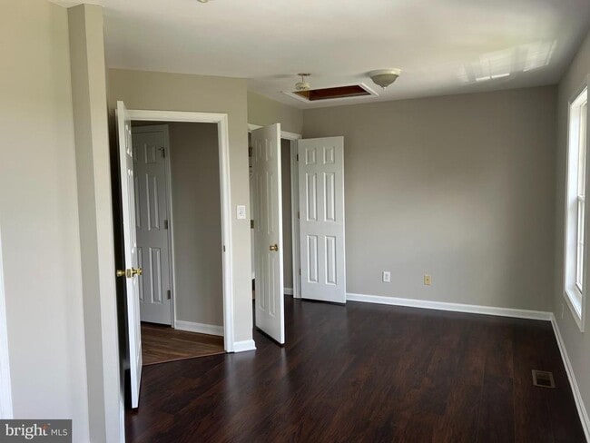 Building Photo - 868 Aztec Dr