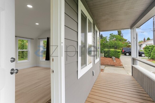 Building Photo - Unit