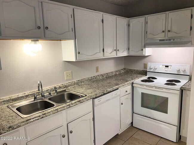 Building Photo - 220 Briarcliff Dr