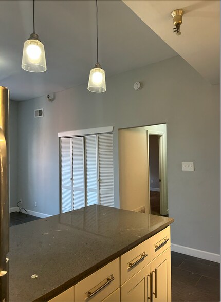 Building Photo - 407 N Taylor Ave