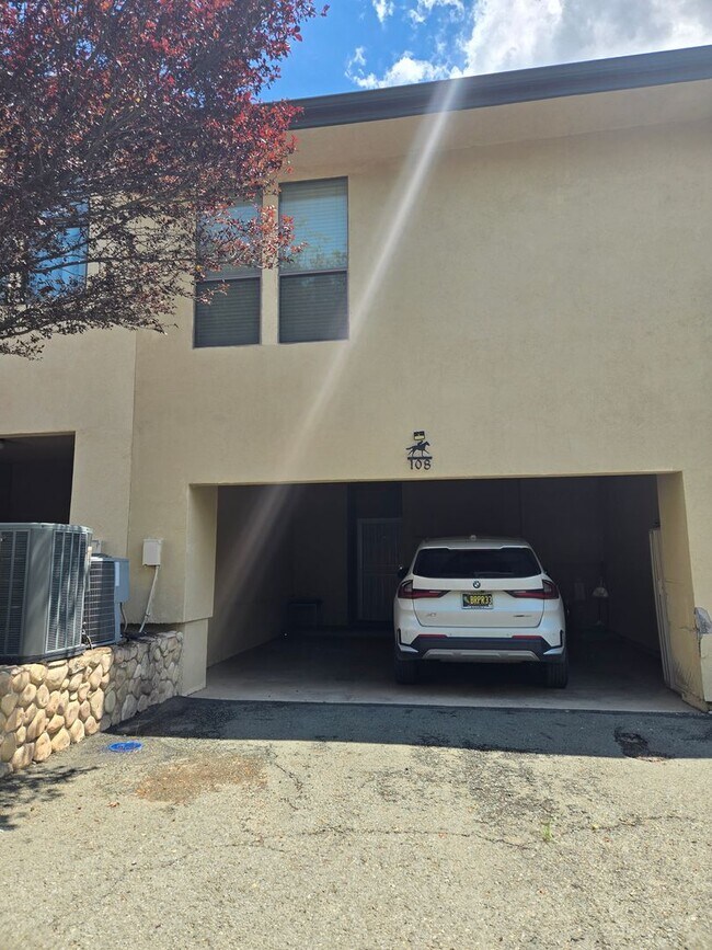 Building Photo - Spacious Condo With Covered parking