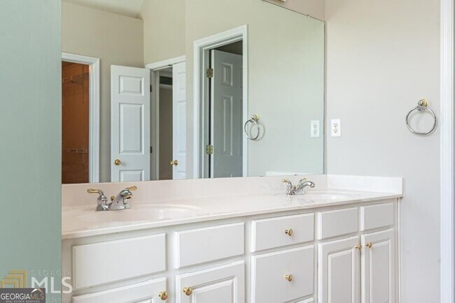 Building Photo - 225 Heritage Lake Dr