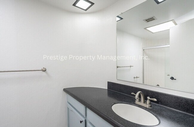 Building Photo - Beautiful Townhouse Overlooking The Golf C...