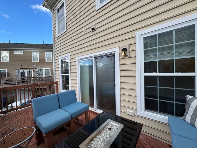 Building Photo - Modern Corner-End Townhome in the Heart of VB "ASK ABOUT OUR ZERO DEPOSIT"