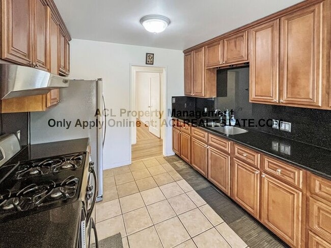 Building Photo - Charming 3-Bedroom Home with Lush Backyard...