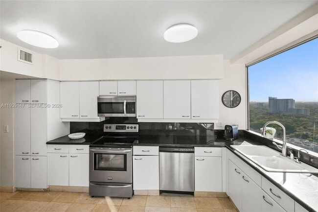 Building Photo - 1541 Brickell Ave