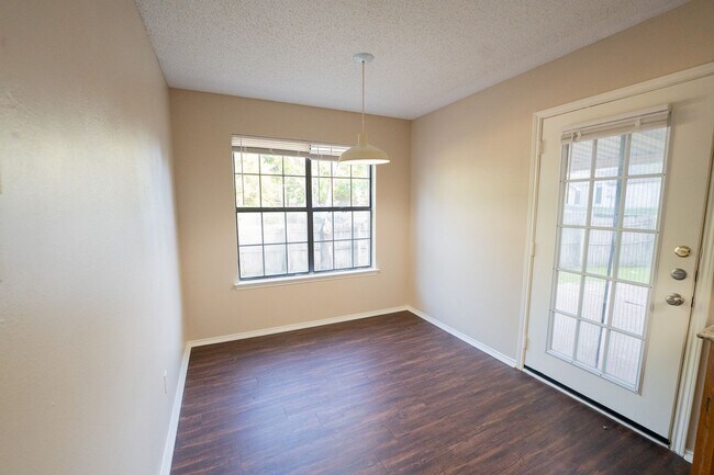 Building Photo - Cedar Hill Home in a great Neighborhood!