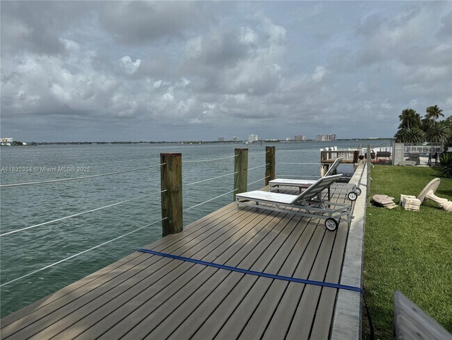 Primary Photo - 2250 Bay Dr