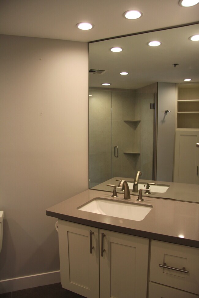 Building Photo - 2/2/2 Liliuokalani Gardens condo, Waikiki, Spacious, Great Views & Amenities