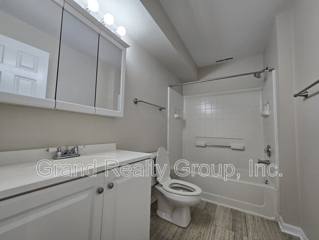 Building Photo - 250 W Whispering Oaks Ln